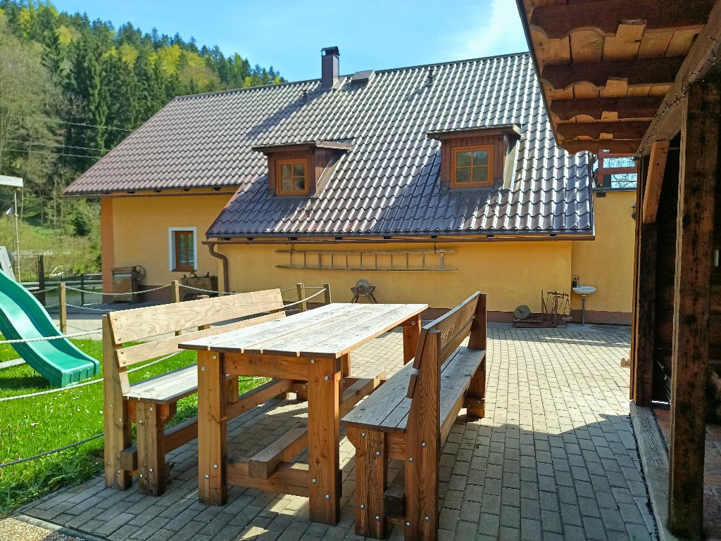Exteriér — venkovní posezení pod pergolou