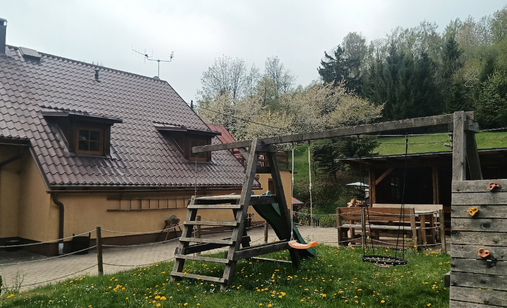 Exteriér — pohled na dům a zahradu