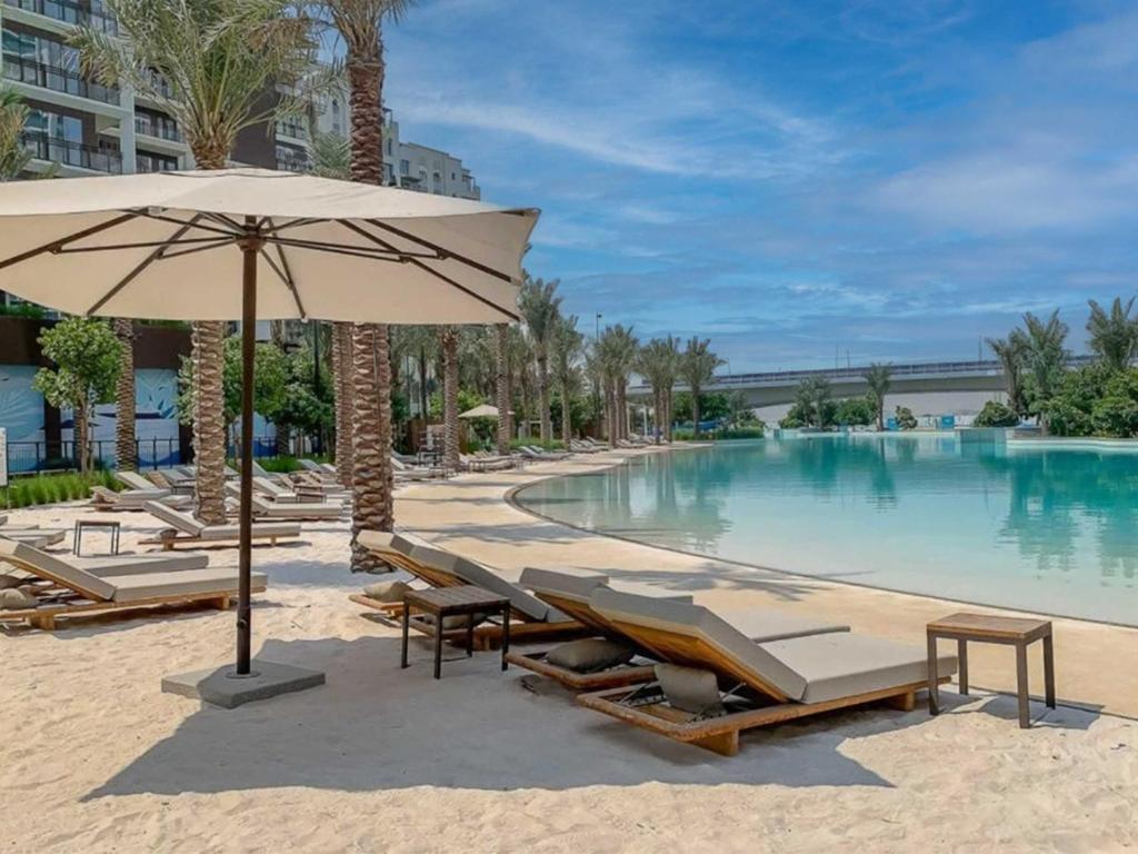 Beach entry pool