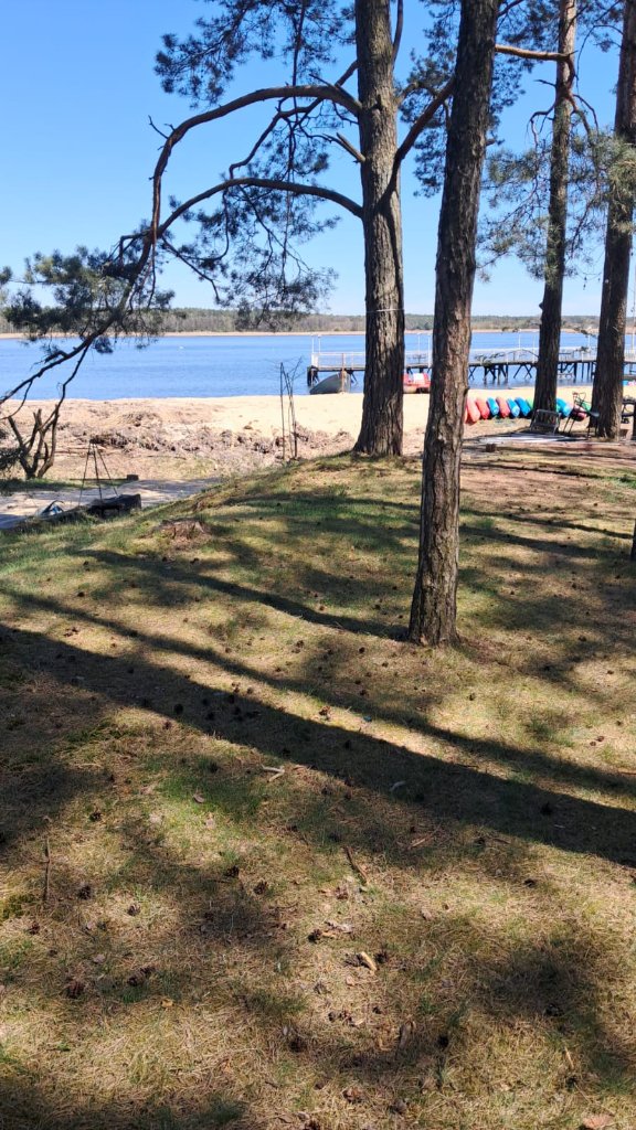 Kajaki i pomost nad jeziorem