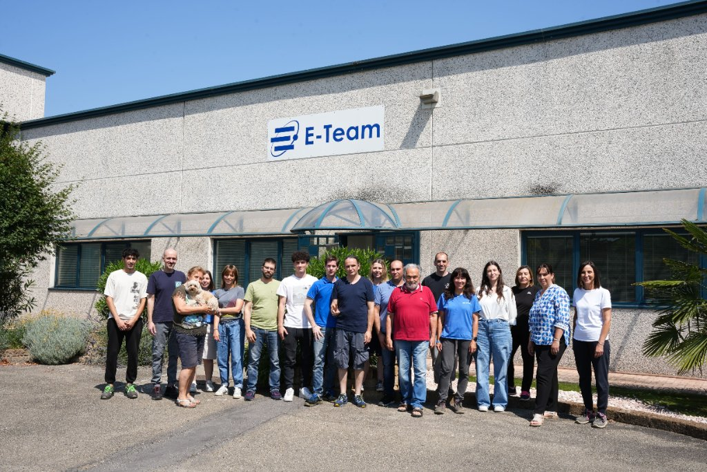 Il team E-Team Tecnology al completo davanti alla sede di Medolla