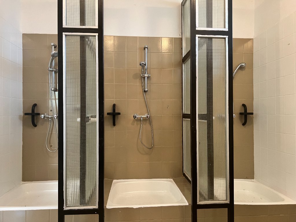 Bathroom & showers