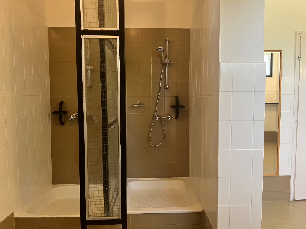 Bathroom & showers