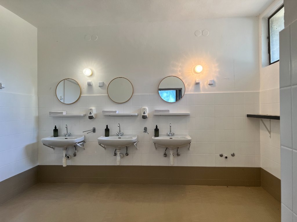 Bathroom & showers