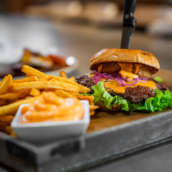 Smashburger med frites från Piraten Pizzeria
