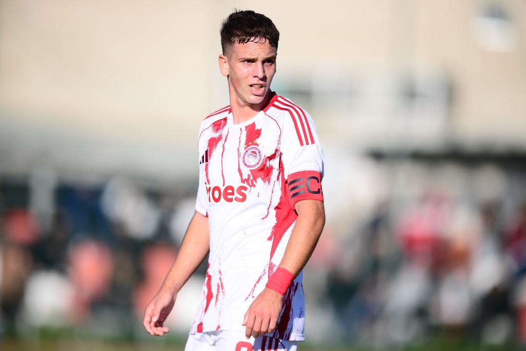 Alexandros close up — away kit