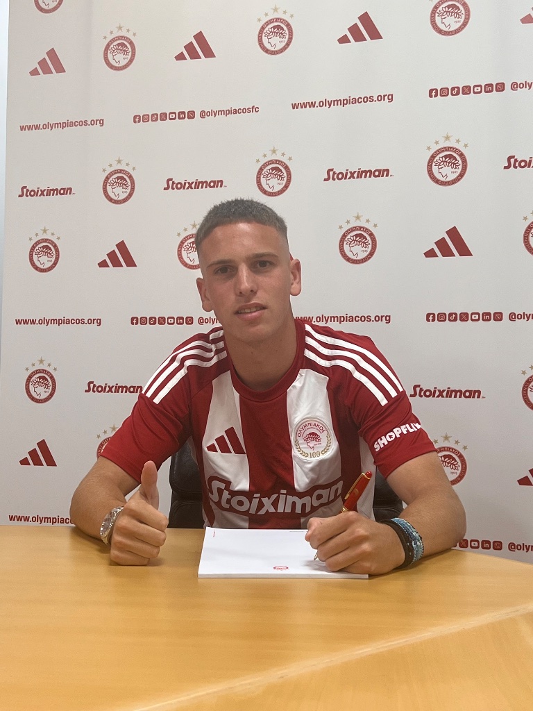 Alexandros signing contract — Olympiacos FC