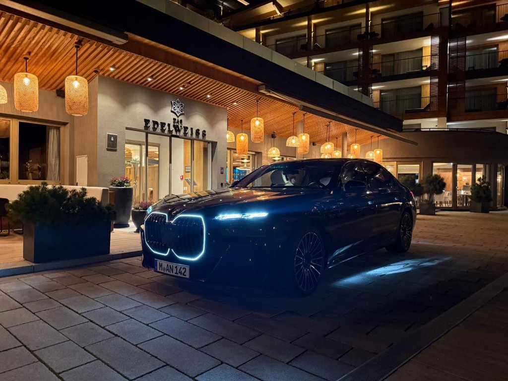 BMW 7er vor dem Edelweiss Hotel – Nachtaufnahme