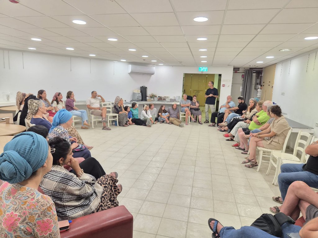 מעגלי שיח בערב תשעה באב — כ-60 משתתפים בשיח משותף בקיבוץ להב