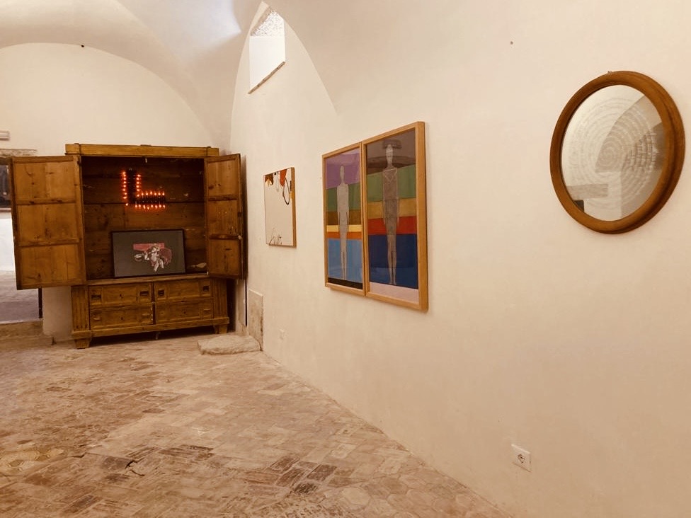 Arte Contemporanea in Sagrestia, Chiesa di San Pietro, Erice, 2021 — vista della mostra