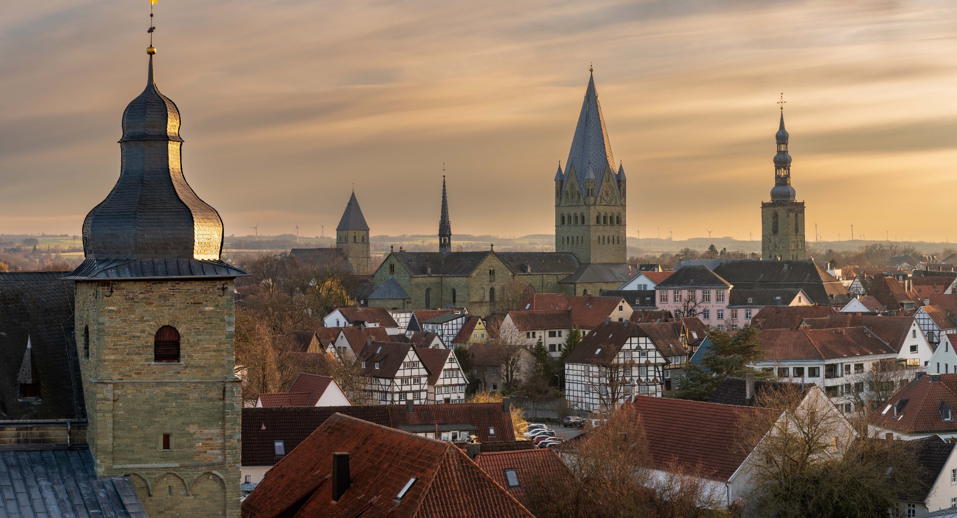 Stadtlandschaft bei Sonnenuntergang