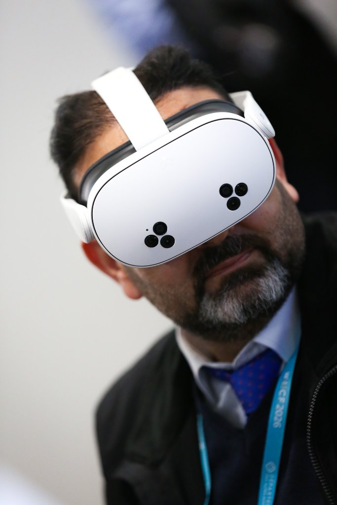 Professionista con visore VR in sessione di VR Training aziendale — XR Solution AI Immersive Training