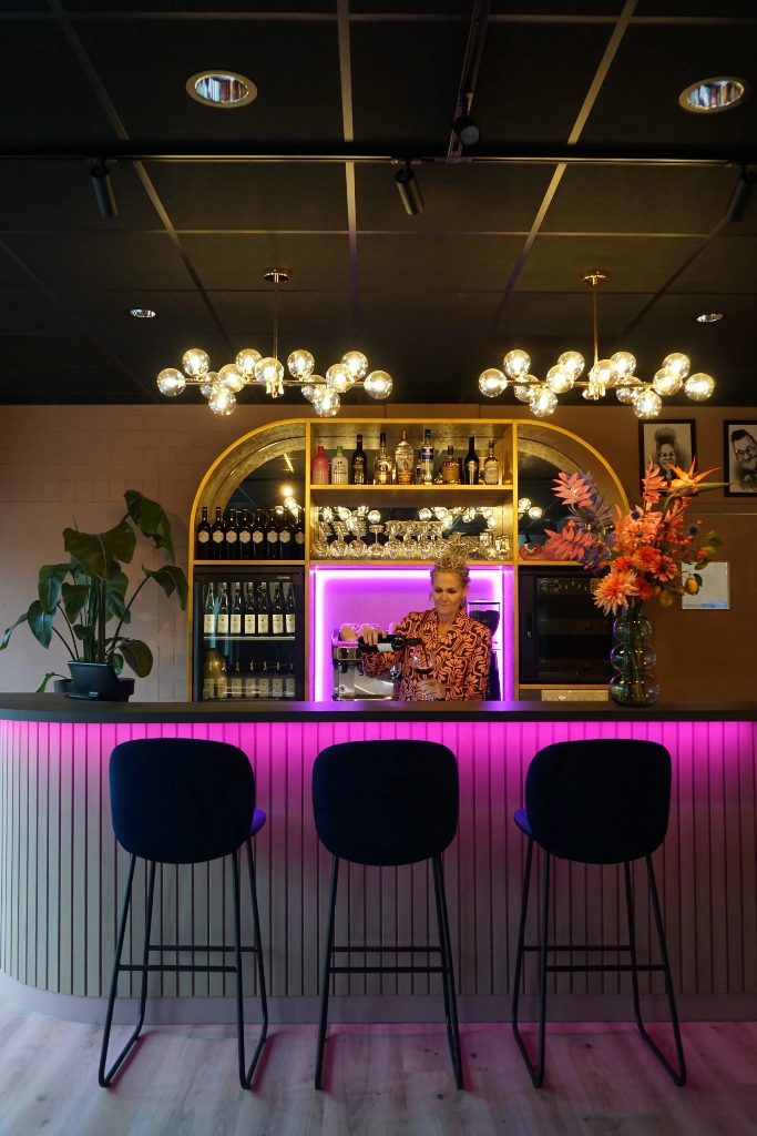 Heidi achter de bar