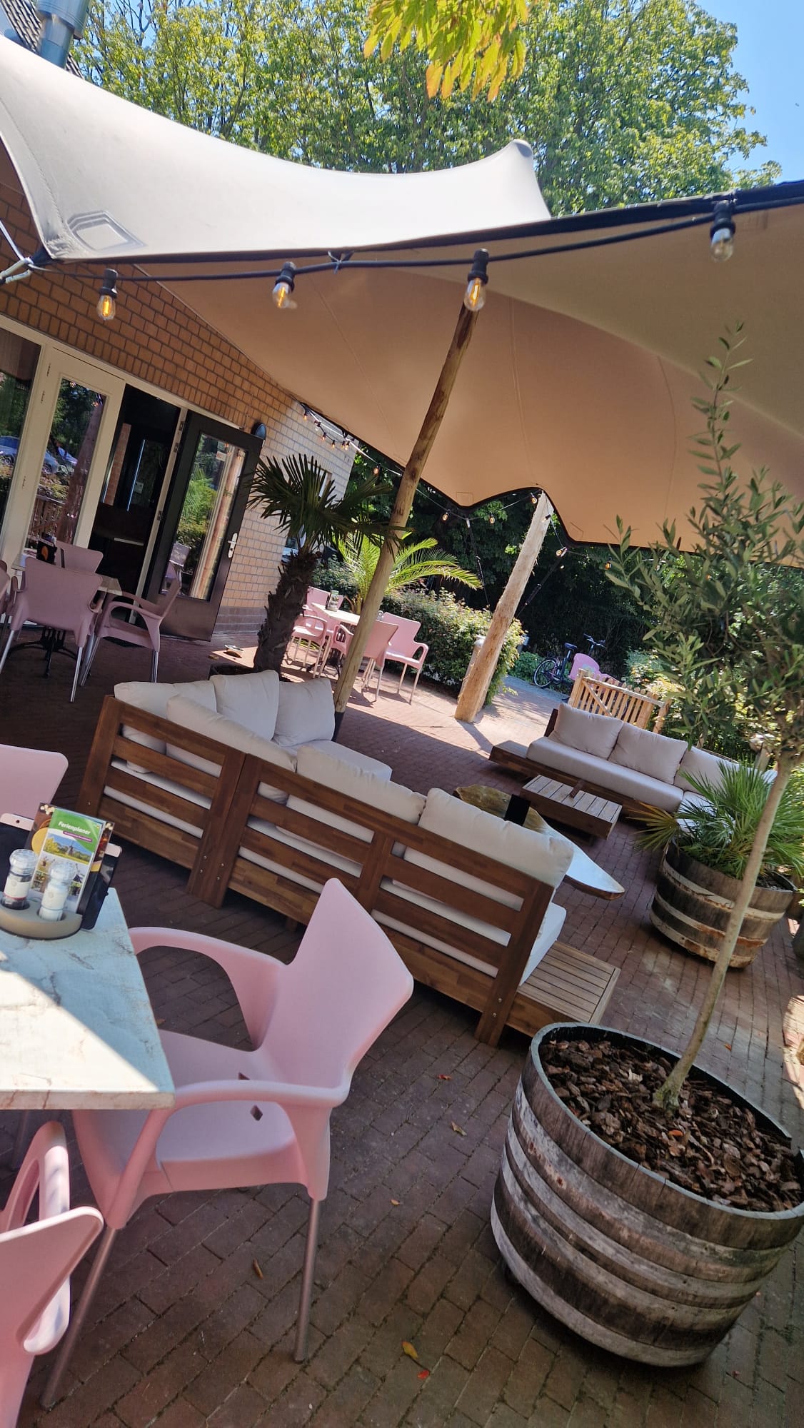 Het terras van The Cameronian dorpshuis Baarland