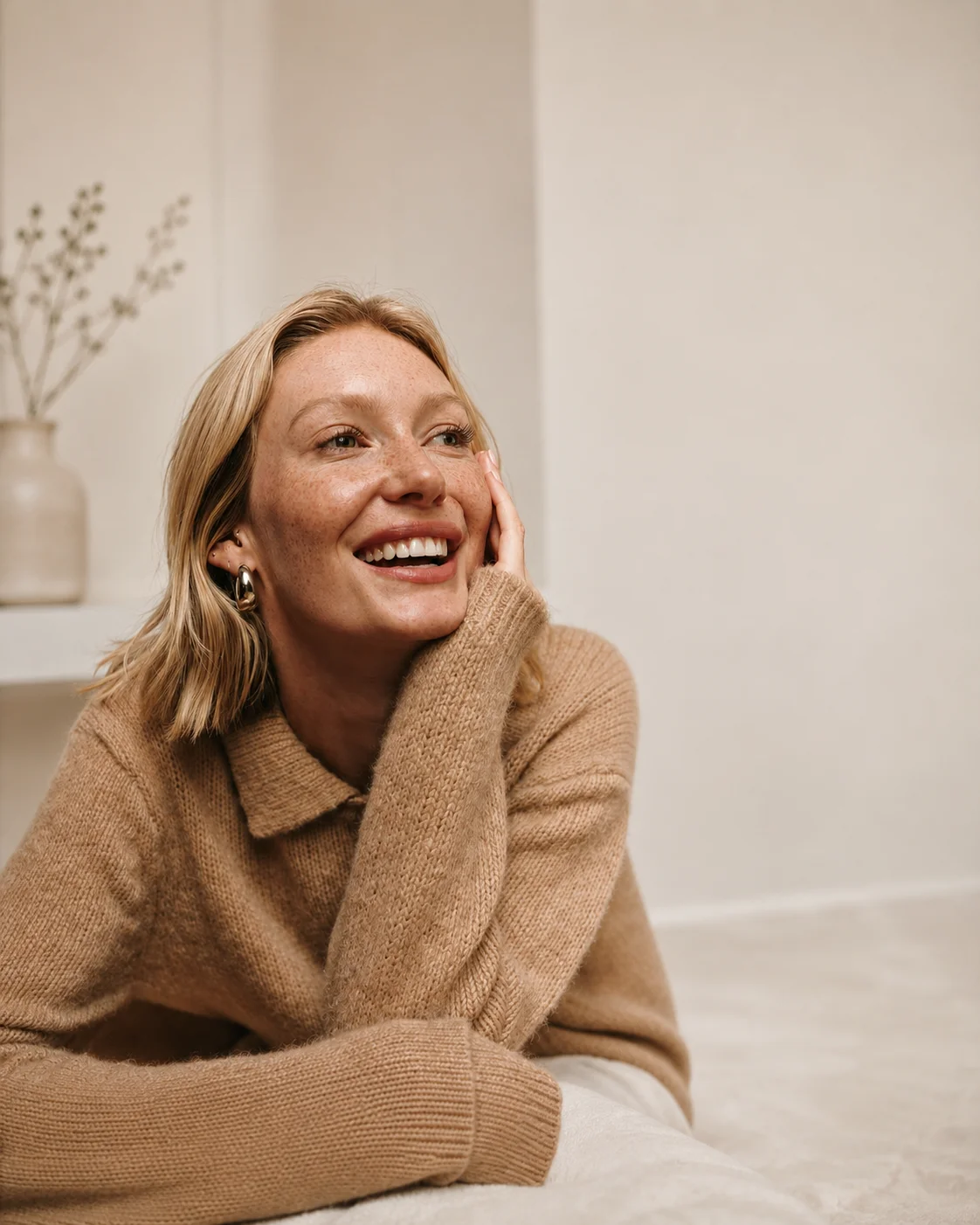 Mujer sonriendo durante su valoración facial personalizada en Mediskin
