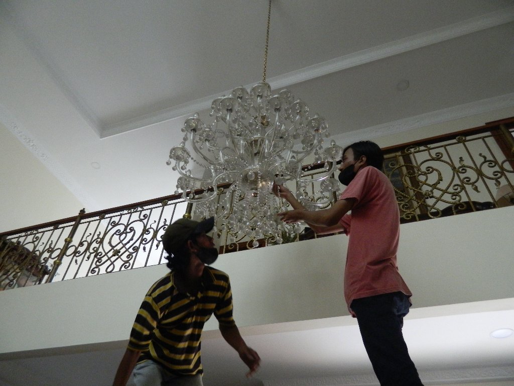 Proses Cuci Lampu Kristal Rumah