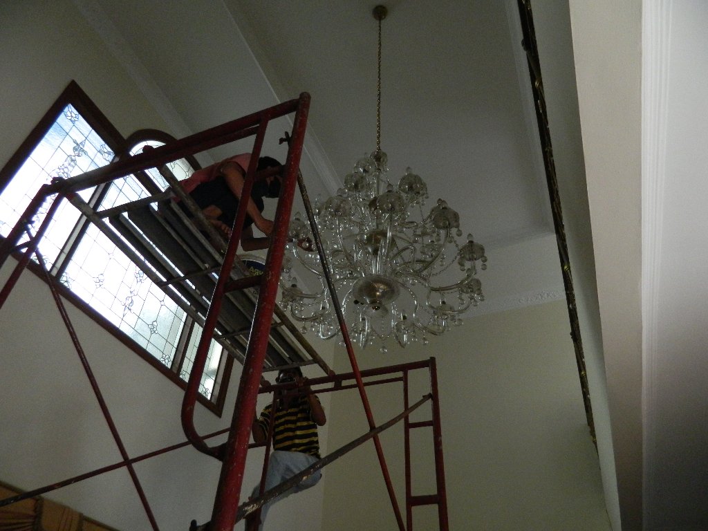 Scaffolding Profesional Jasa Cuci Lampu Kristal