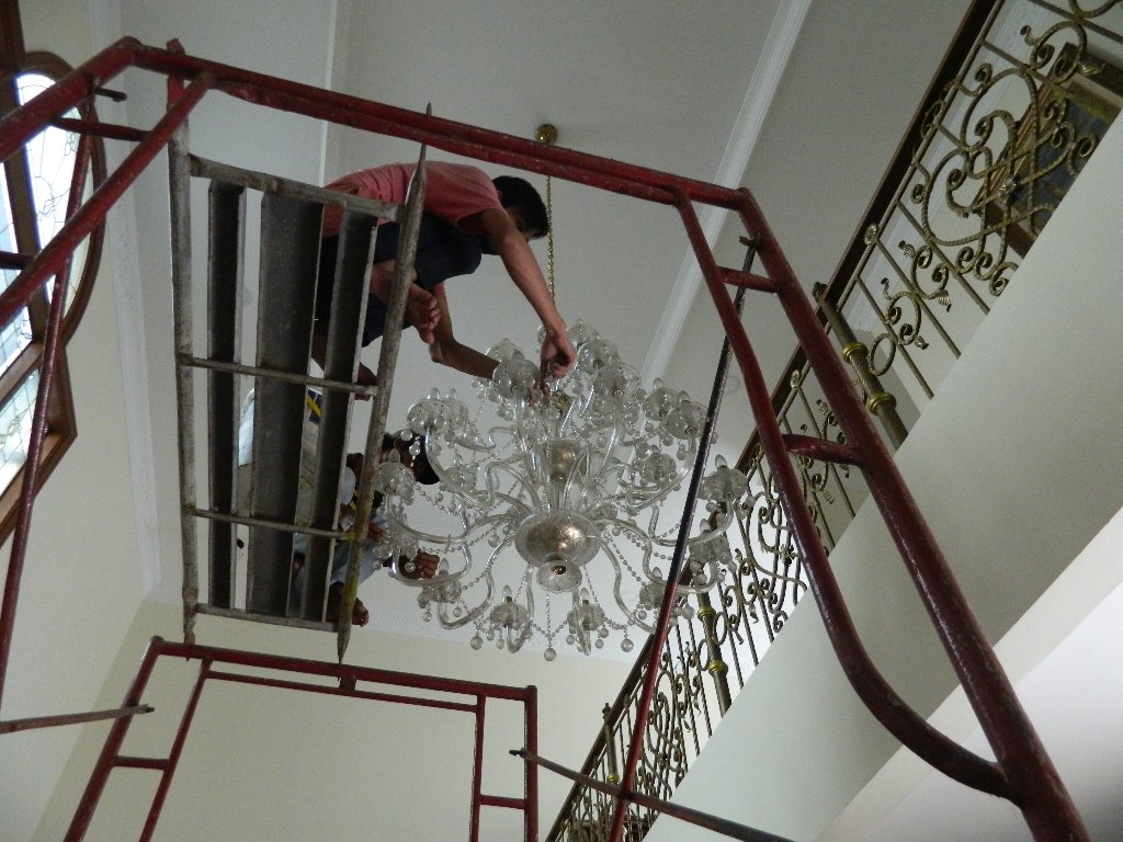 Tim profesional CrystalClean jasa cuci lampu kristal
