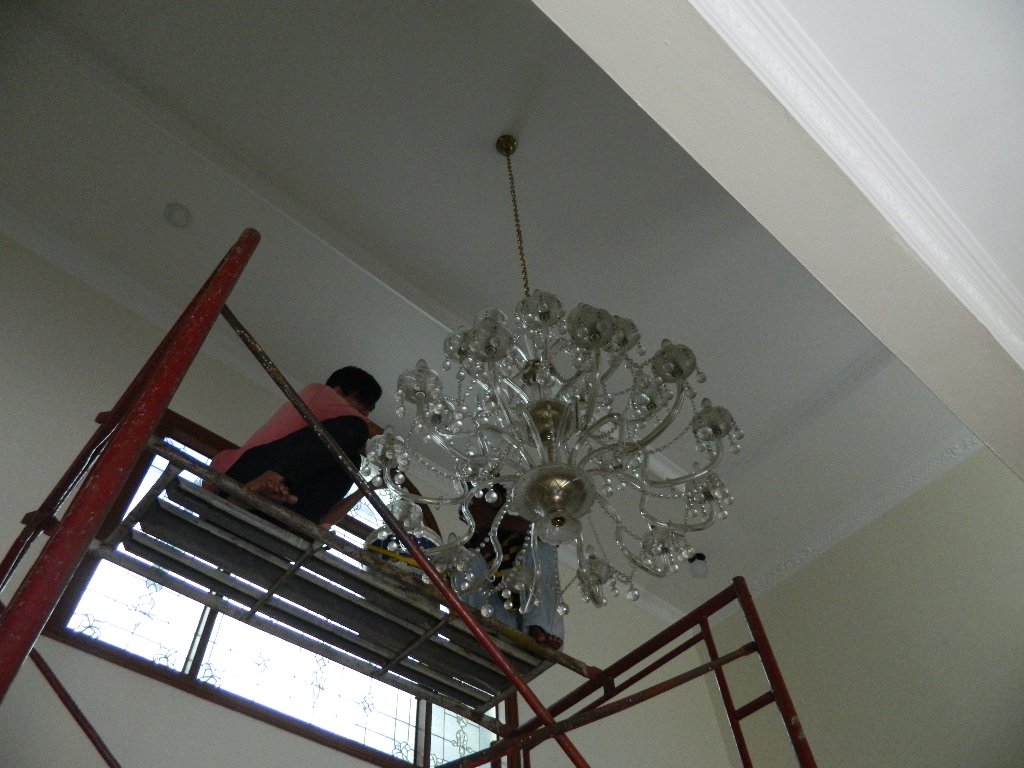 Teknisi di Scaffolding Cuci Lampu Kristal