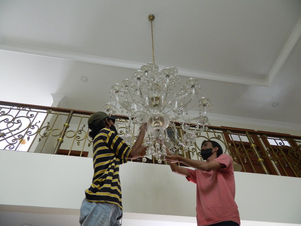 Pemasangan Ulang Lampu Kristal