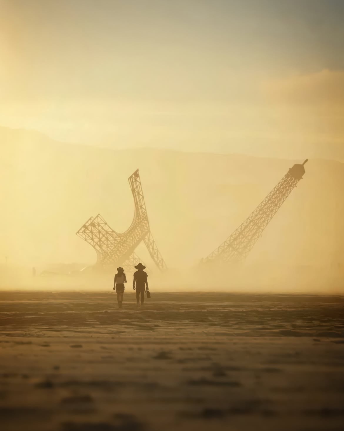 Una Torre Eiffel rota aparece en Burning Man 2026