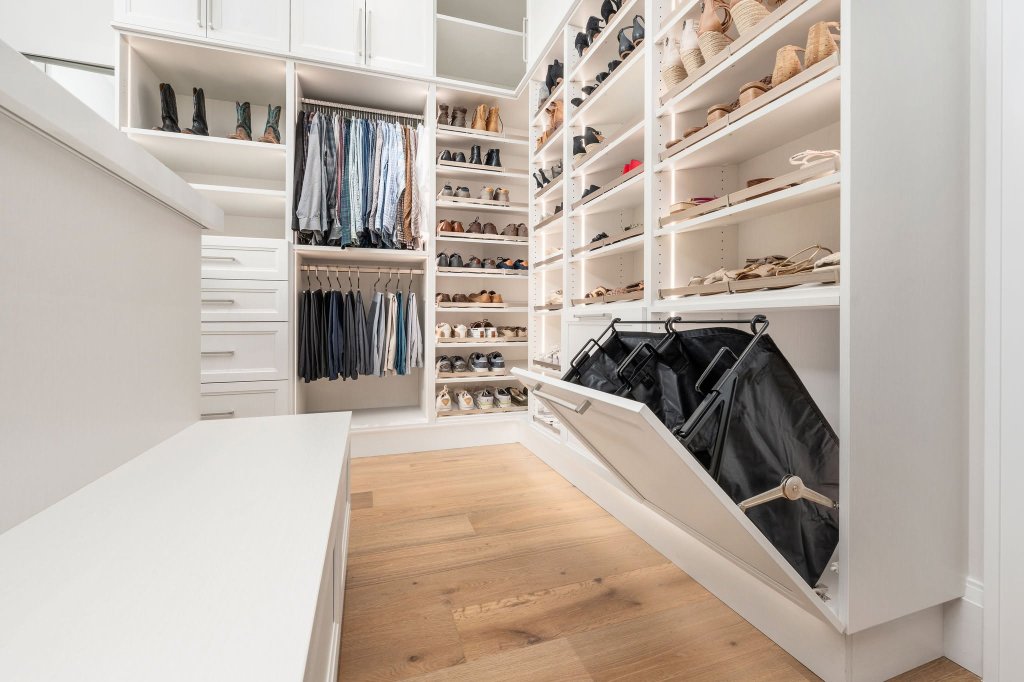 Elegant White Walk-in with Island gallery 1