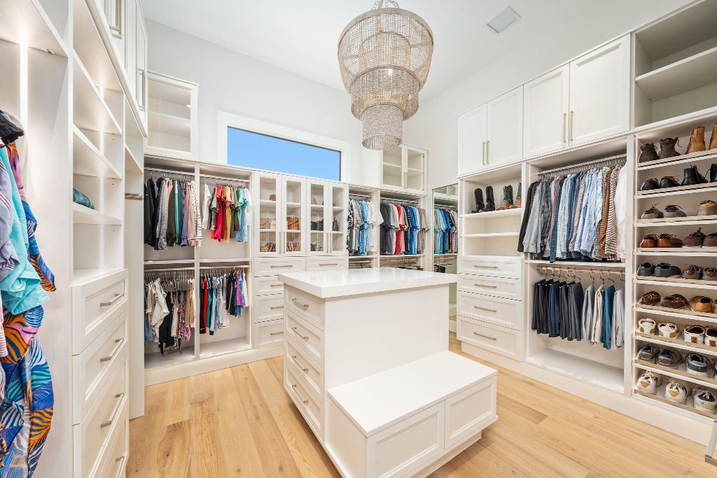 Elegant White Walk-in with Island gallery 2