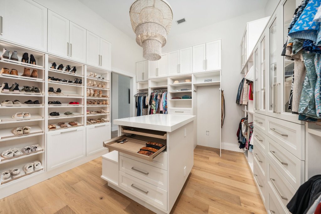 Elegant White Walk-in with Island gallery 3