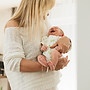 Mutter hält Baby – Wochenbettbetreuung Hanau