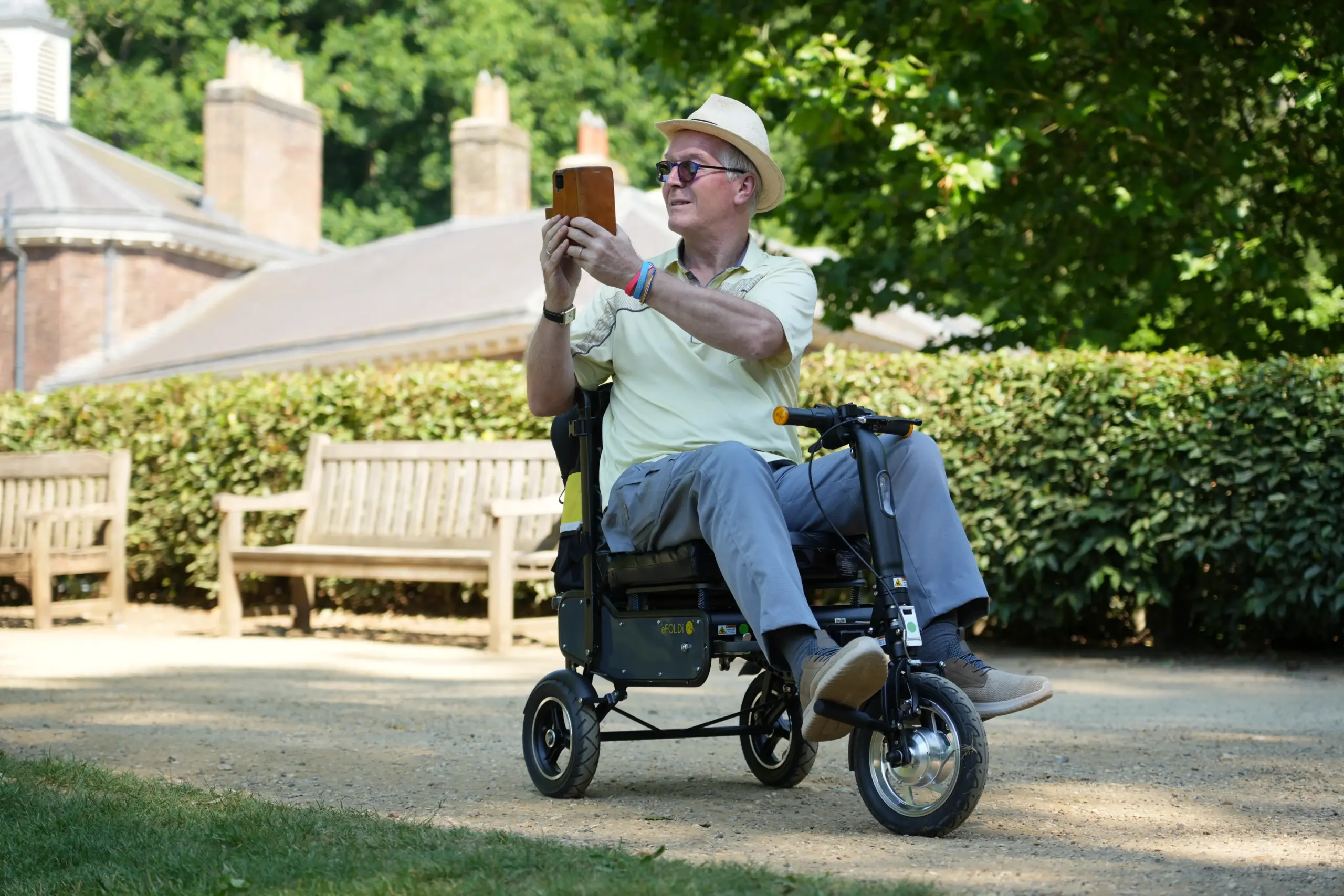 Man riding eFOLDi in park