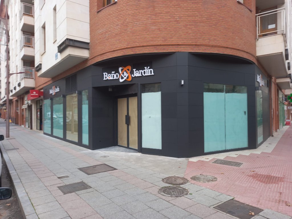Fachada local 'Baño & Jardín'