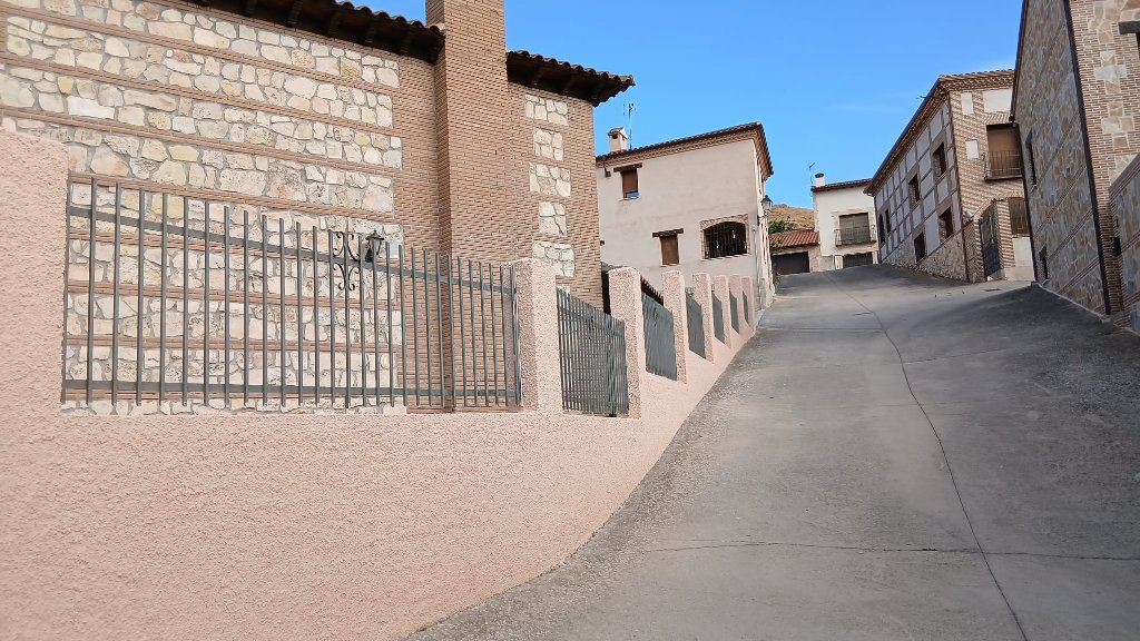 Muro exterior en tono rosado