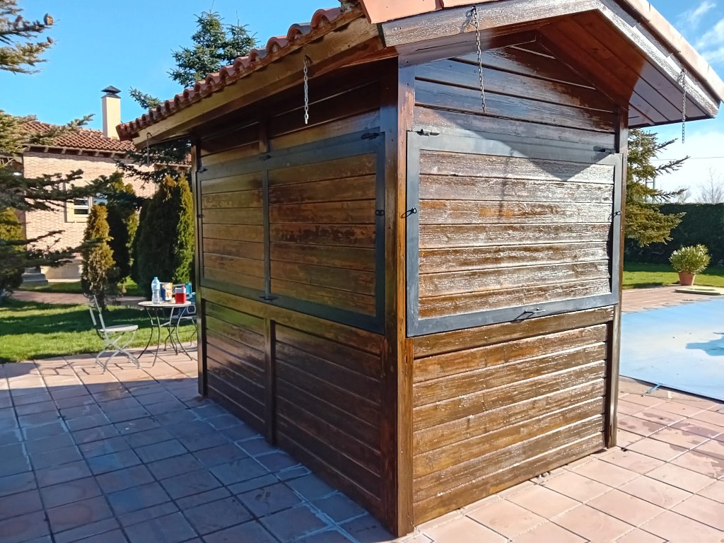 Kiosco de piscina barnizado