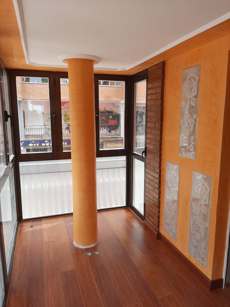 Pintura decorativa con relieve en local