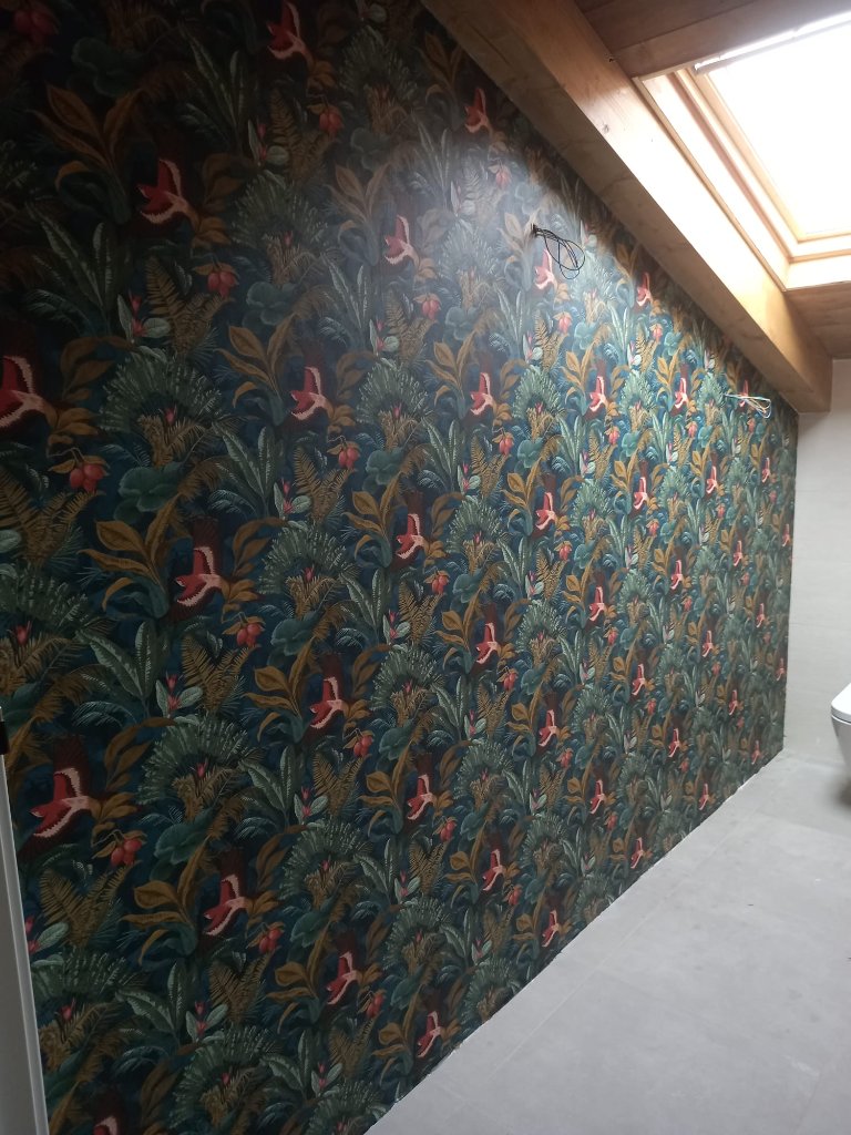 Papel pintado botánico en buhardilla