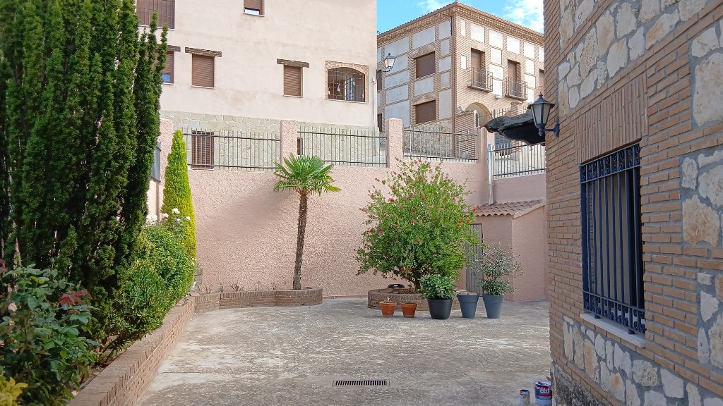 Patio y muros exteriores