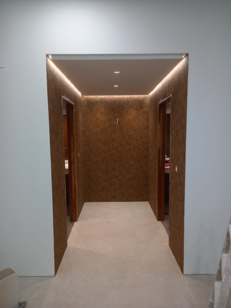 Papel pintado dorado en pasillo