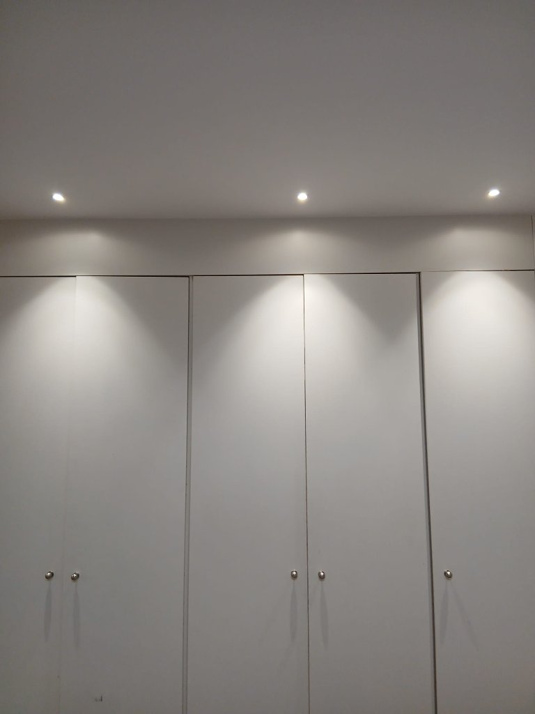 Armario lacado en blanco con iluminación