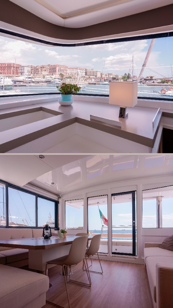 Saloon with sea view