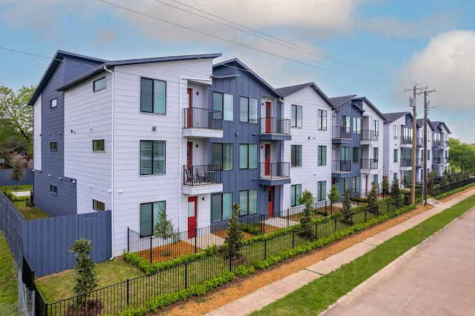 3235 Dallas Flats Apartments 2