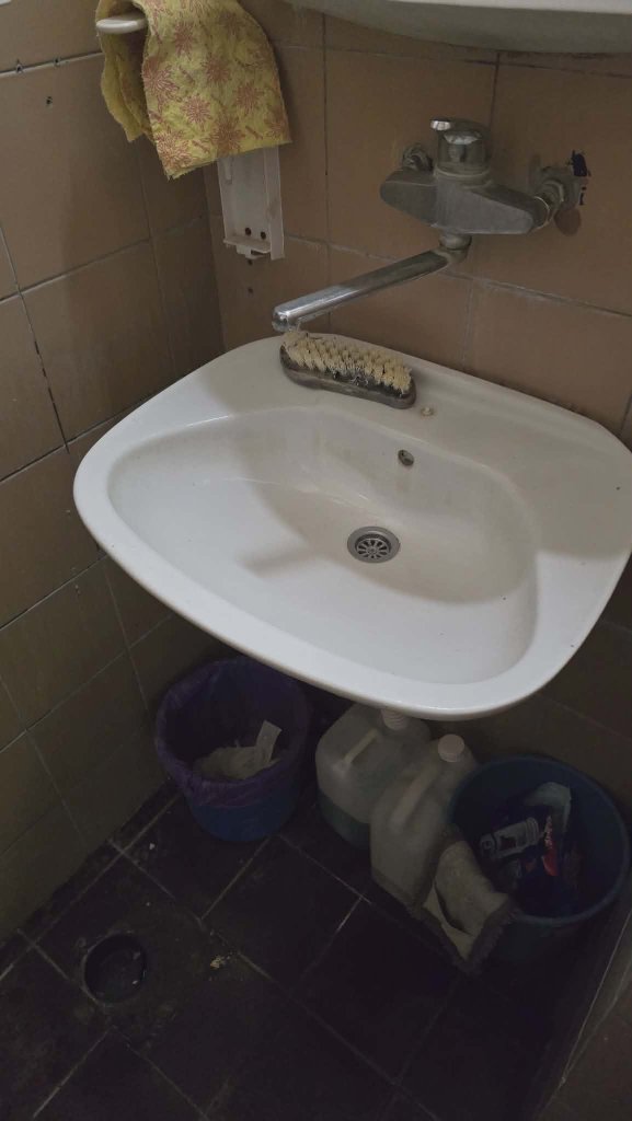 Waschbecken im Krankenzimmer – Krankenhaus Tuzla