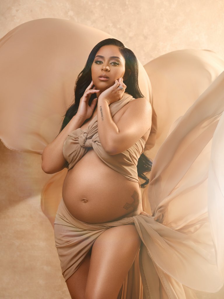 Maternity portrait by Sophia Barrett Studios
