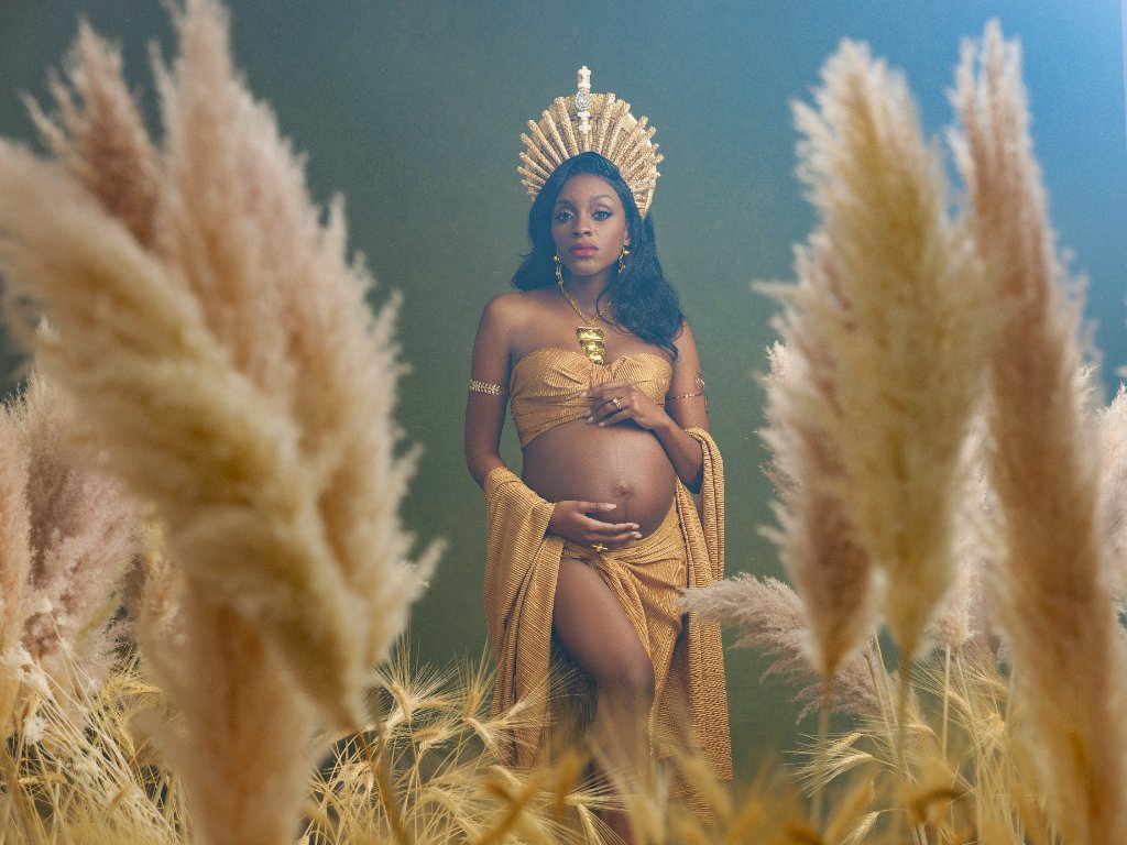 Maternity portrait by Sophia Barrett Studios
