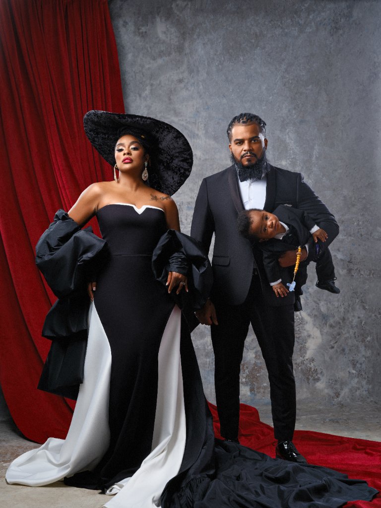 Family portrait by Sophia Barrett Studios