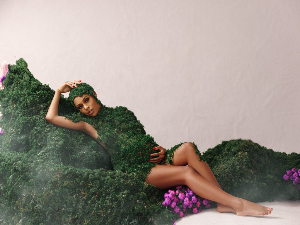 Maternity portrait by Sophia Barrett Studios