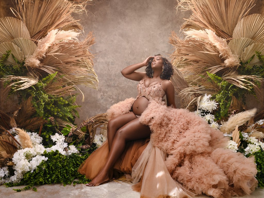 Maternity portrait by Sophia Barrett Studios