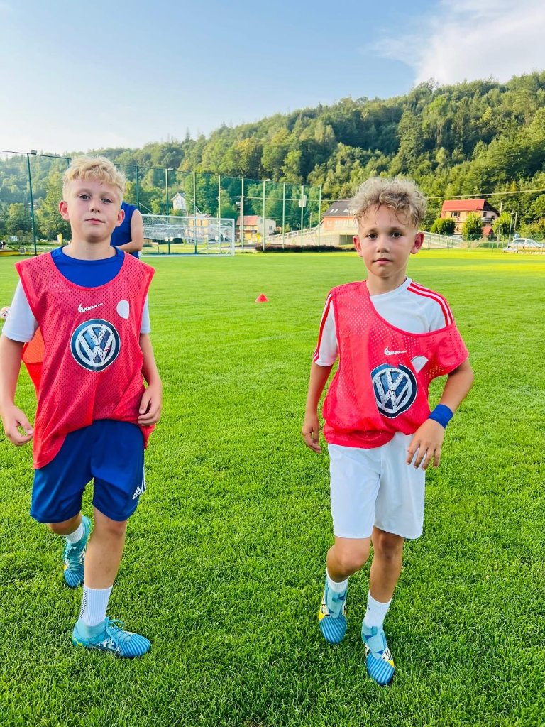 Young footballers in VfL Wolfsburg jerseys at mountain camp – Football IQ Academy