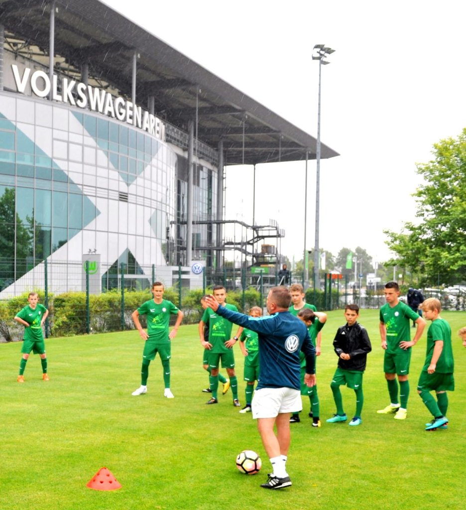 Training in front of Volkswagen Arena – VfL Wolfsburg partner camp Football IQ Academy