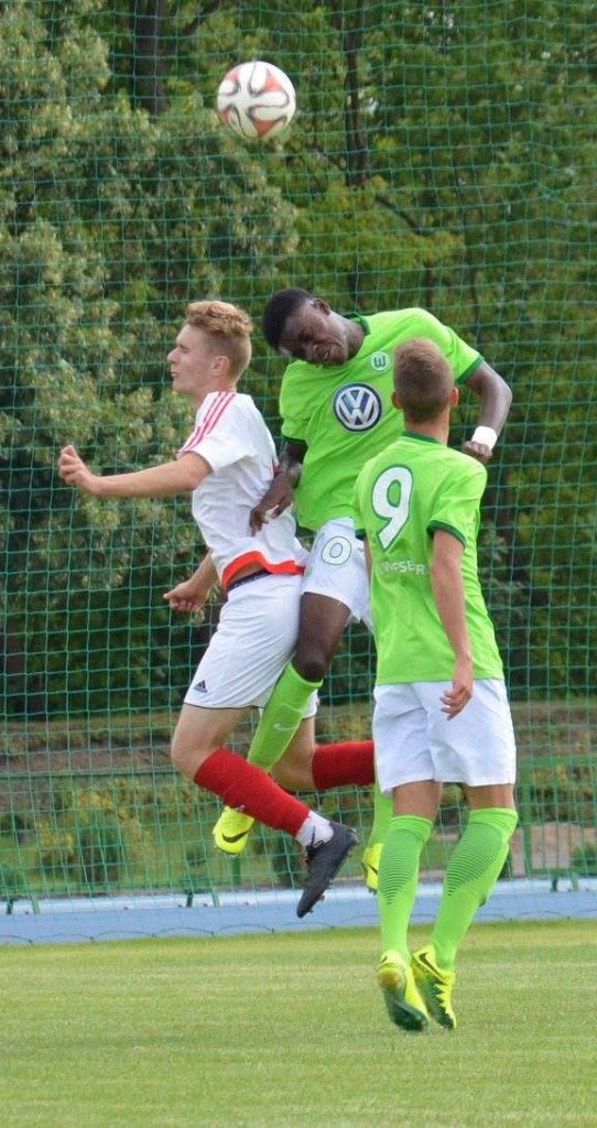 Header duel in VfL Wolfsburg junior match – competitive element Football IQ camp