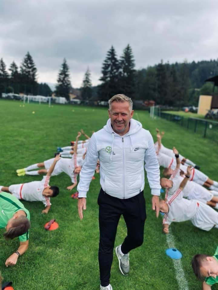 Head coach Football IQ Academy during session with players – motivation and leadership